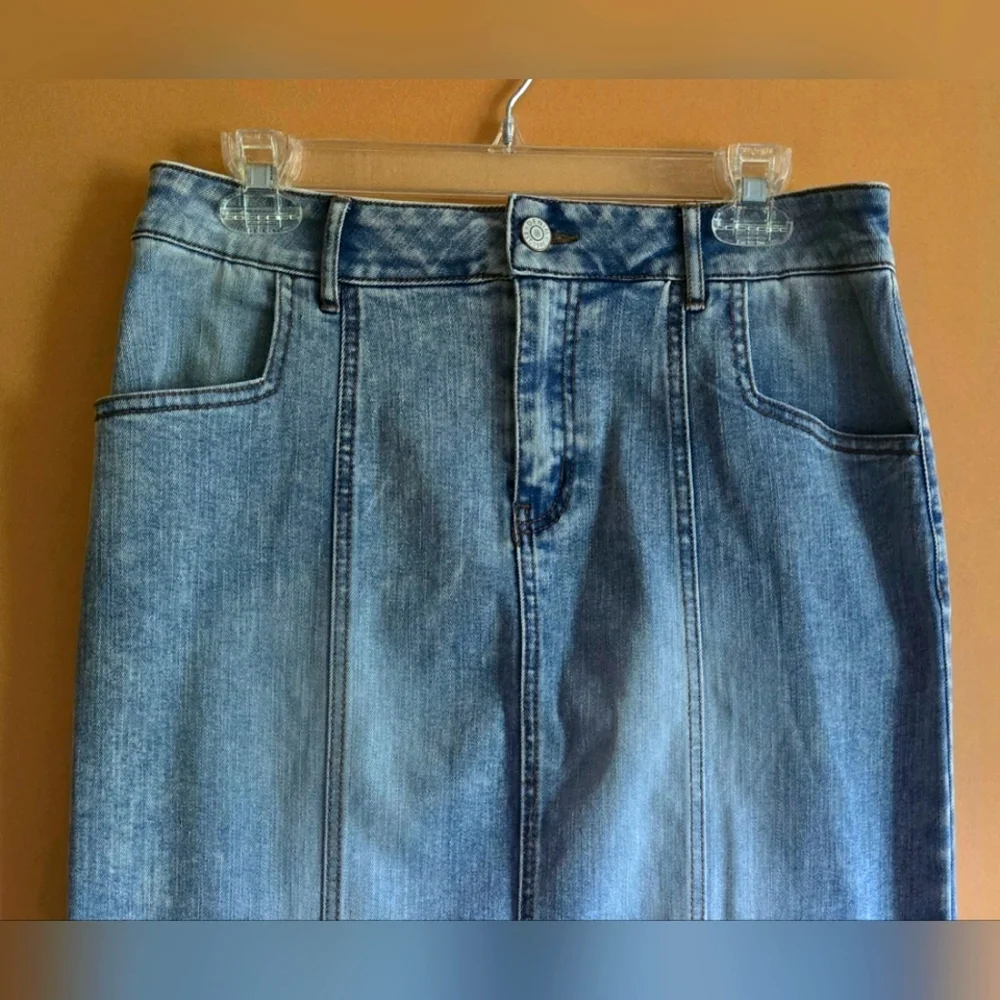 Cato NWT Light Denim Skirt, 6 (waist=15.5") - Picture 2 of 5